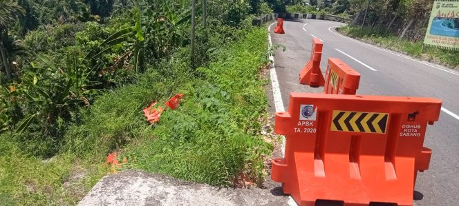 
					Foto: Jalan amblas di kawasan Gampong Aneuk Laot Sabang.