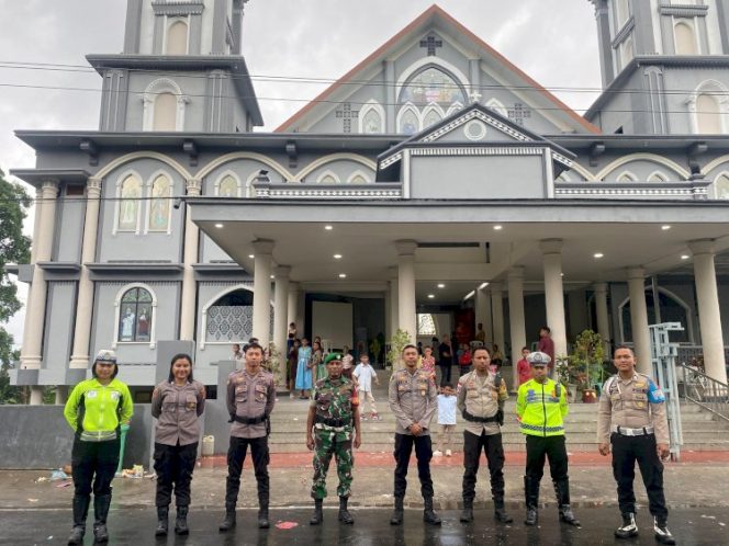 
					Personil Polres Ende Lakukan Pengamanan Ibadah Misa Hari Raya Paskah di Sejumlah Gereja