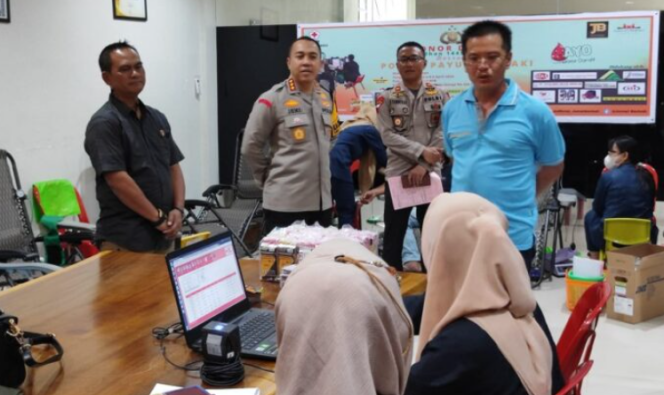 
					Kapolresta Pekanbaru Kunjungi Kegiatan Donor Darah Ramadhan Di Polsek Payung Sekaki