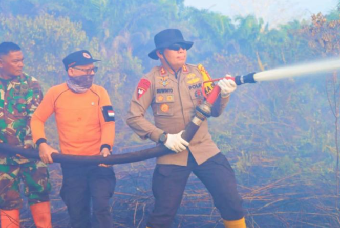 
					Kapolres Pelalawan Bersama Tim Gabungan Padamkan Karhutla Di Desa Gambut Mutiara