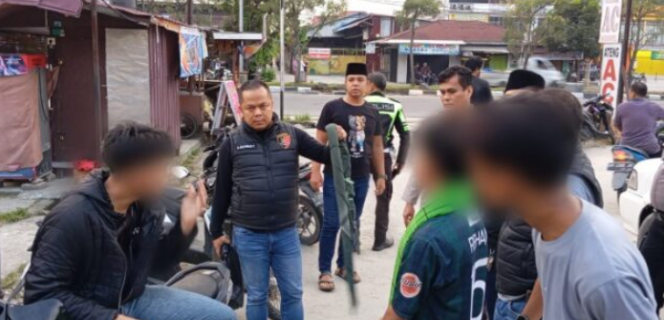 
					Petugas Amankan Pelajar Yang Hendak Lakukan Perang Sarung Dan Balap Liar