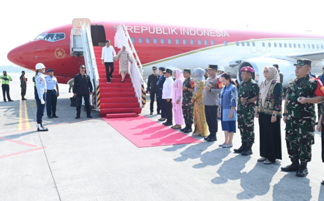 
					Ket foto: Presiden Joko Widodo didampingi Ibu Iriana Joko Widodo tiba di Bandara Internasional Kualanamu, Kabupaten Deli Serdang, Provinsi Sumatra Utara (Sumut), pada Kamis, 14 Maret 2024, sekitar pukul 09.15 WIB, dalam rangka kunjungan kerja. Foto: BPMI Setpres/Kris.