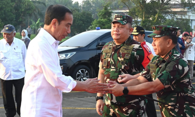 
					Ket foto: Presiden Joko Widodo bertolak menuju Kabupaten Padang Lawas, Provinsi Sumatra Utara pada Jumat, 15 Maret 2024 dengan menggunakan helikopter Super Puma TNI AU sekitar pukul 07.15 WIB, melalui Pangkalan TNI AU Soewondo, Kota Medan. Foto: BPMI Setpres/Kris.