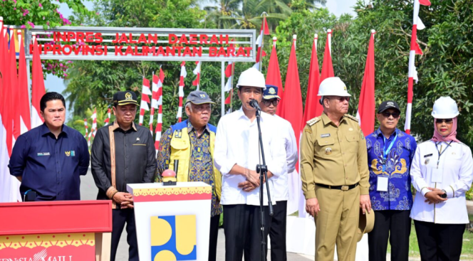 
					Ket foto: Presiden Joko Widodo meresmikan 24 ruas jalan di Provinsi Kalimantan Barat yang dipusatkan di Kabupaten Mempawah, pada Rabu, 20 Maret 2024. Foto: BPMI Setpres/Muchlis Jr.