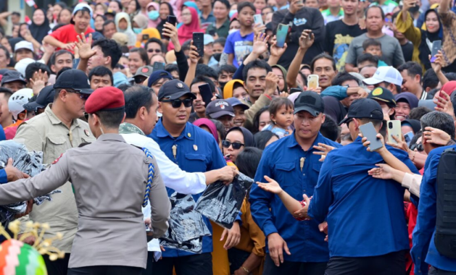 
					Ket foto: Presiden Joko Widodo menyapa masyarakat di Kabupaten Sekadau, Provinsi Kalimantan Barat, pada Kamis, 21 Maret 2024. Foto: BPMI Setpres/Muchlis Jr.