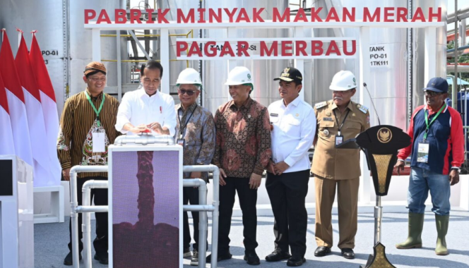 
					Ket foto: Presiden Joko Widodo meresmikan pabrik percontohan minyak makan merah Pagar Merbau di Kabupaten Deli Serdang, Provinsi Sumatra Utara, pada Kamis, 14 Maret 2024. Foto: BPMI Setpres/Kris.