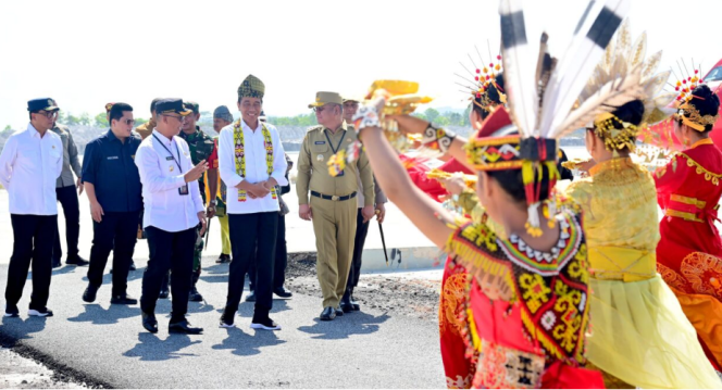 
					Ket foto: Presiden Joko Widodo tiba di Bandara Singkawang, Kota Singkawang, Provinsi Kalimantan Barat, pada Rabu, 20 Maret 2024, sekitar pukul 09.00 WIB. Foto: BPMI Setpres/Muchlis Jr.