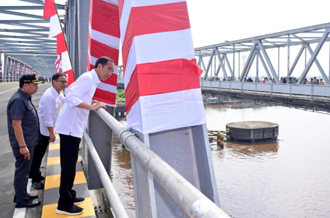 
					Ket foto: Presiden Joko Widodo meninjau duplikasi Jembatan Kapuas I, Kota Pontianak, Provinsi Kalimantan Barat, pada Kamis, 21 Maret 2024. Foto: BPMI Setpres/Muchlis Jr.