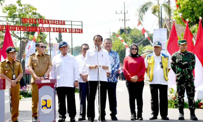
					Ket foto: Presiden Joko Widodo meresmikan pelaksanaan Instruksi Presiden (Inpres) Jalan Daerah Provinsi Jawa Timur bagian selatan di Jalan Ruas Dungus-BTS Kota, Kabupaten Madiun, Provinsi Jawa Timur, pada Jumat, 8 Maret 2024. Foto: BPMI Setpres/Rusman.