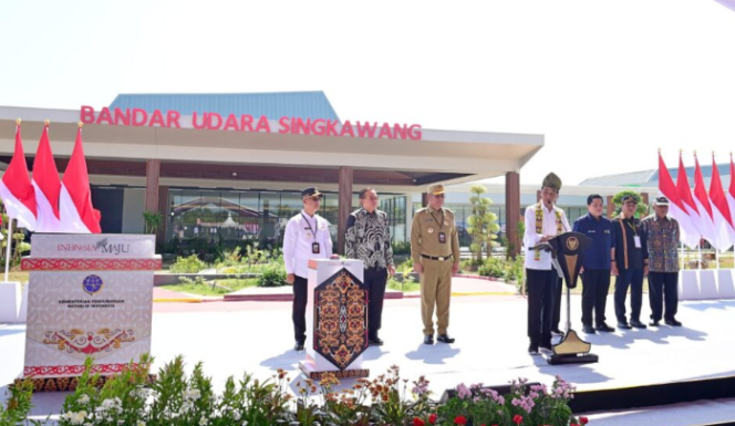 
					Ket foto: Presiden Joko Widodo meresmikan Bandara Singkawang di Kota Singkawang, Provinsi Kalimantan Barat, pada Rabu, 20 Maret 2024. Foto: BPMI Setpres/Muchlis Jr.
