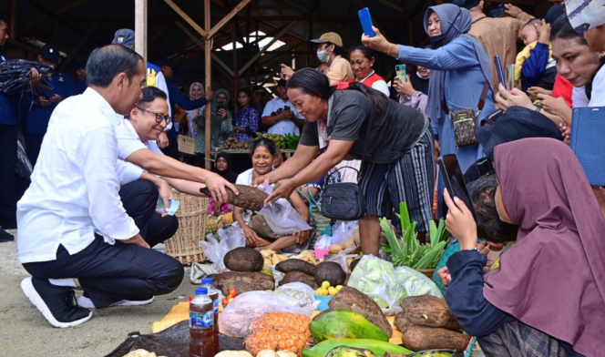 
					Ket foto: Presiden Joko Widodo melakukan kunjungan ke Pasar Salakan, Kabupaten Banggai Kepulauan, Provinsi Sulawesi Tengah, pada Selasa, 26 Maret 2024. Foto: BPMI Setpres/Muchlis Jr.