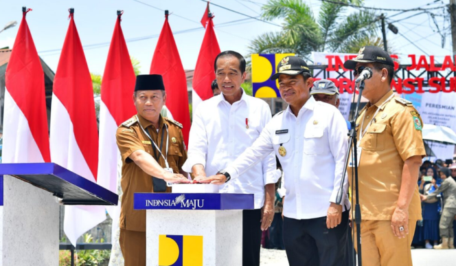 
					Ket foto: Presiden Joko Widodo meresmikan pelaksanaan Instruksi Presiden (Inpres) Jalan Daerah (IJD) di Provinsi Sumatra Utara dalam kunjungannya di Kota Tanjungbalai pada Kamis, 14 Maret 2024. Foto: BPMI Setpres/Vico.