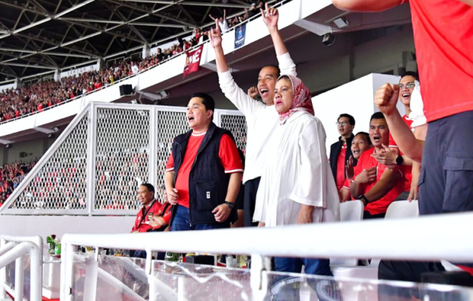 
					Ket foto: Presiden Joko Widodo beserta Ibu Iriana turut menyaksikan kemenangan tim nasional sepak bola Indonesia atas Vietnam pada laga lanjutan Kualifikasi Piala Dunia 2026 Zona Asia Grup F di Stadion Utama Gelora Bung Karno, Jakarta, Kamis malam, 21 Maret 2024. Foto: BPMI Setpres/Vico.