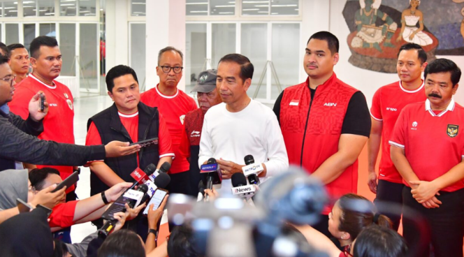 
					Ket foto: Presiden Joko Widodo menyampaikan keterangan kepada awak media di Stadion Utama Gelora Bung Karno, Jakarta, Kamis malam, 21 Maret 2024. Foto: BPMI Setpres/Vico.
