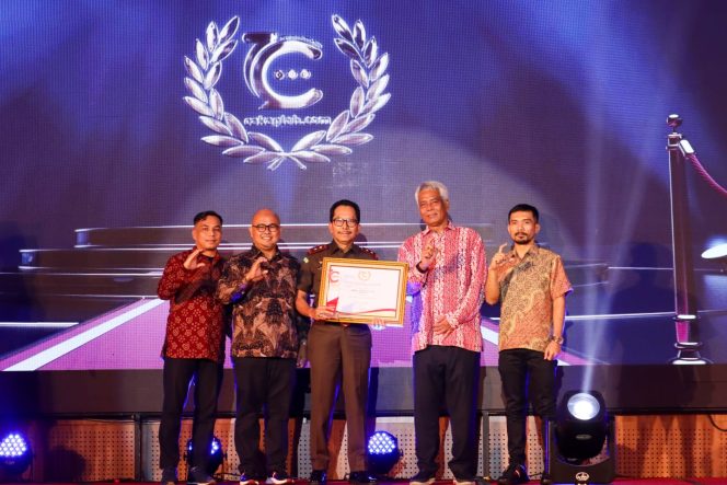 
					Kepala Kejaksaan Tinggi Riau Raih Penghargaan Cakaplah Awards 2024