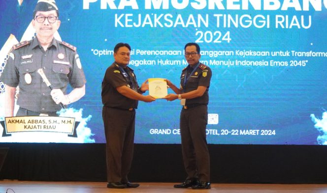 
					Kepala Kejaksaan Tinggi Riau Secara Resmi Menutup Kegiatan Pra Musrenbang Kejaksaan Tinggi Riau Tahun Anggaran 2025