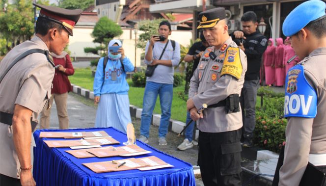 
					Kapolres Solok Kota, AKBP Ahmad Fadilan  pada Acara Sertijab 4 PJU jajarannya, Sabtu (23/03/2024)
 photo : Jon Cupak