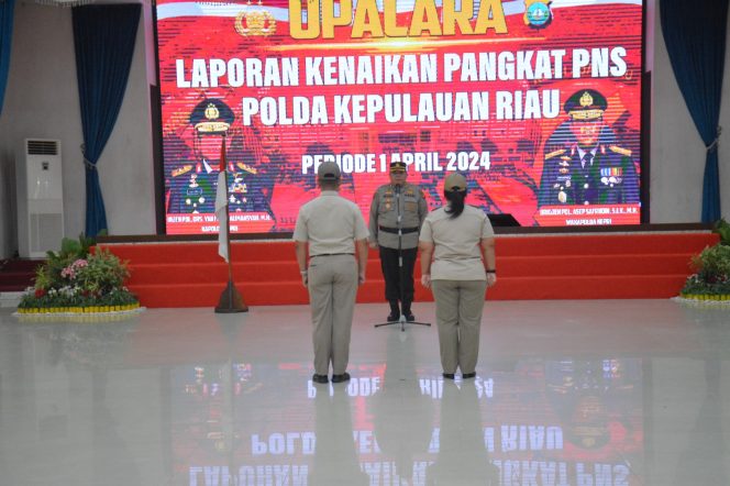 
					10 Personel Pegawai Negeri Sipil (PNS) Polda Kepri Naik Pangkat