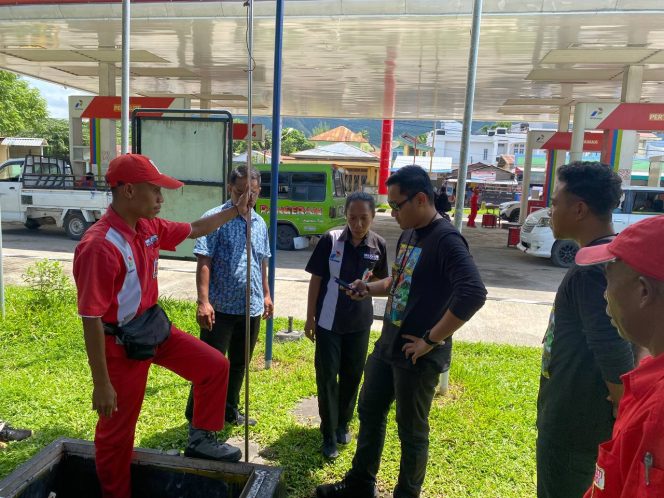 
					Foto: Kanit Tipidter saat tinjau SPBU Wirajaya Ende.