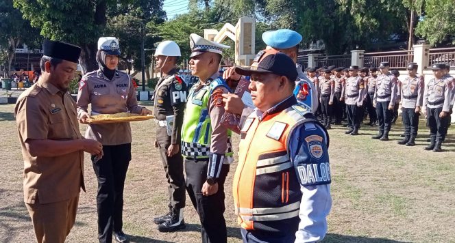 
					Foto: Sekda kota Sabang, Andre Norman memasang pita Operasi Ketupat Seulawah 2024 kepada petugas pada apel gelar pasukan.