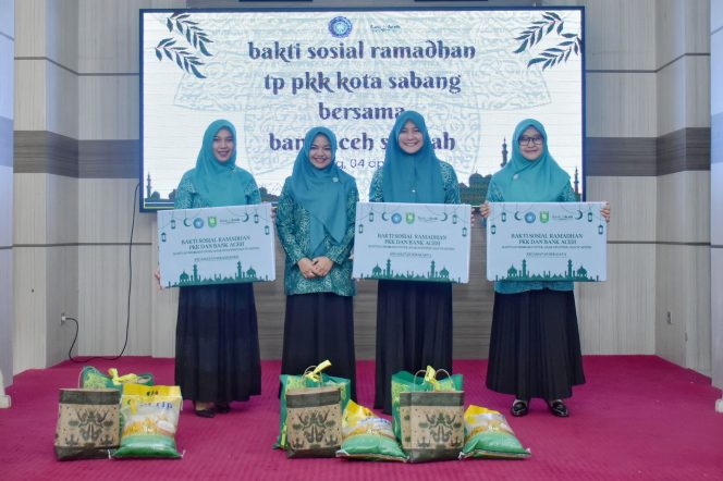 
					Foto: Ketua TP PKK Kota Sabang dan para pengurus. 