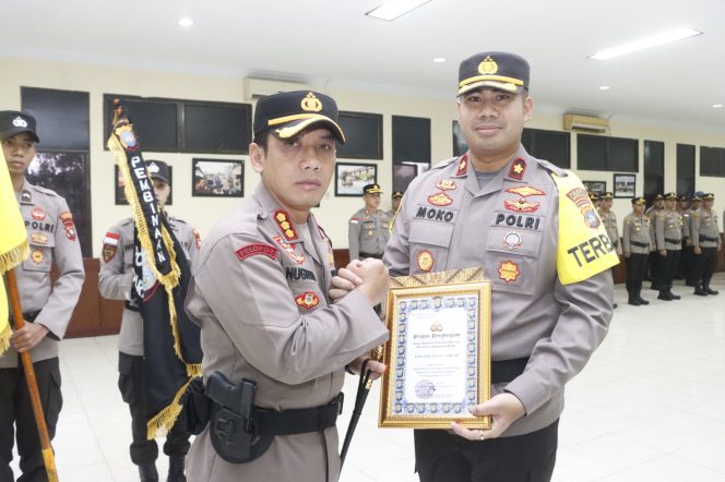 
					Kapolresta Barelang Pimpin Upacara Kenaikan Pangkat serta Pemberian Piagam Penghargaan Polsek Terbaik