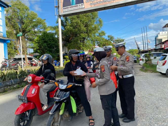 
					Rutinitas Berbagi di Bulan Suci Ramadhan, Ratusan Paket Takjil Dibagikan Polres Sintang