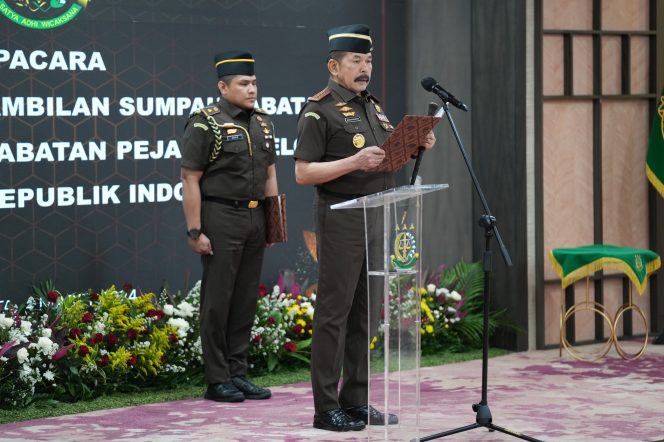 
					Jaksa Agung Lantik Kepala Kejaksaan Tinggi dan Pejabat Eselon II di Lingkungan Kejaksaan Agung