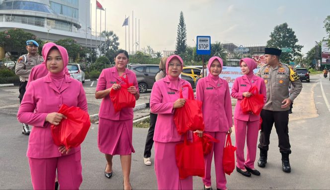 
					Jelang Berbuka Puasa, Polsek Batu Ampar Didampingi Bhayangkari Polsek Batu Ampar Bagikan Takjil
