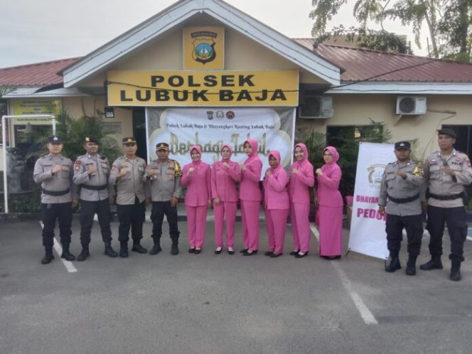 
					Ramadhan Berkah, Polsek Lubuk Baja Bersama Bhayangkari Bagikan Takjil Kepada Masyarakat Pengguna Jalan