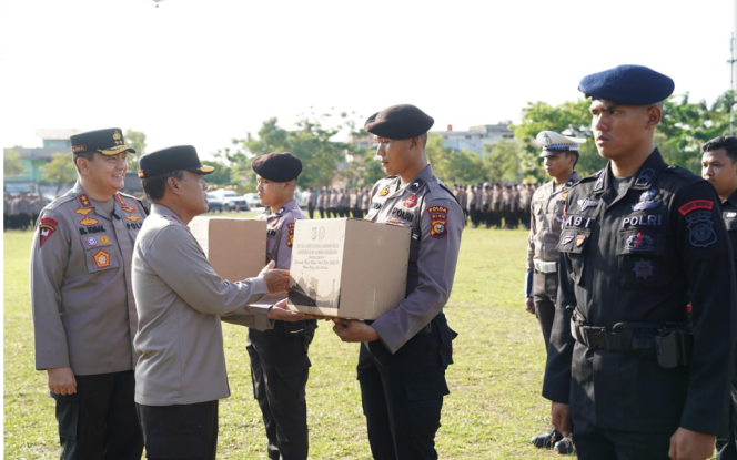 
					Kapolda Riau Beri Bingkisan Lebaran Kepada 6.178 Personil Polda