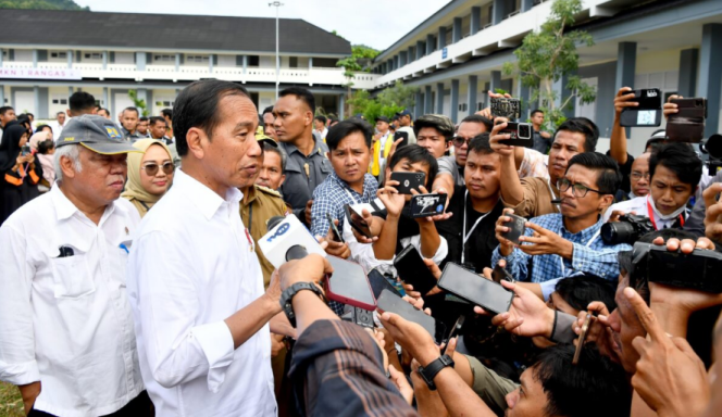 
					Ket foto: Presiden Joko Widodo menyampaikan keterangannya kepada awak media di SMKN 1 Rangas Kabupaten Mamuju, Provinsi Sulawesi Barat, pada Selasa, 23 April 2024. Foto: BPMI Setpres/Rusman.