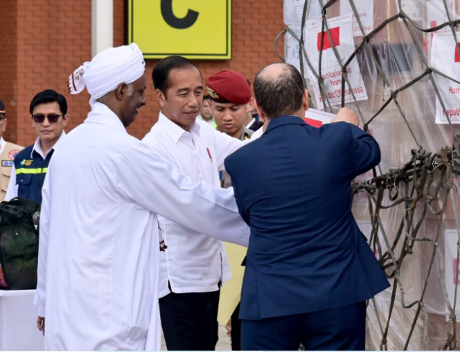 
					Ket foto: Presiden Joko Widodo secara resmi melepas pengiriman bantuan kemanusiaan untuk warga Palestina dan Sudan dalam acara yang digelar di Pangkalan TNI AU Halim Perdanakusuma, Jakarta, pada Rabu, 3 April 2024. Foto: BPMI Setpres/Muchlis Jr.