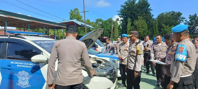
					Foto: Wakapolres Ende, Kompol Ahmad, S.H., saat periksa kendaraan dinas Polri, Polres Ende, Selasa (30/4/2024) kemarin.