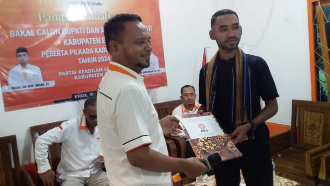 
					Foto: Penyerahan Berkas Pendaftaran dari perwakilan Tim Yoseph Badeoda kepada Ketua DPD PKS Kabupaten Ende.