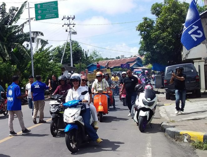 
					Foto: Calon Bupati Ende, Lori Gadi Djou mengendarai Vespa berwarna Oranye saat mendaftar ke PAN, Sabtu (04/5/2024). 