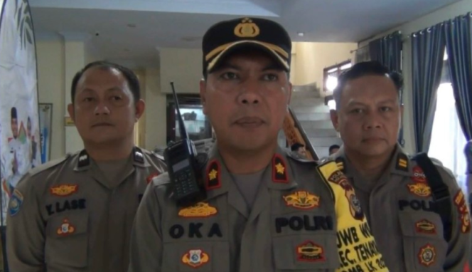 Ket foto: Kapolsek Tenayan Raya Kompol Oka M Syahrial (tengah).