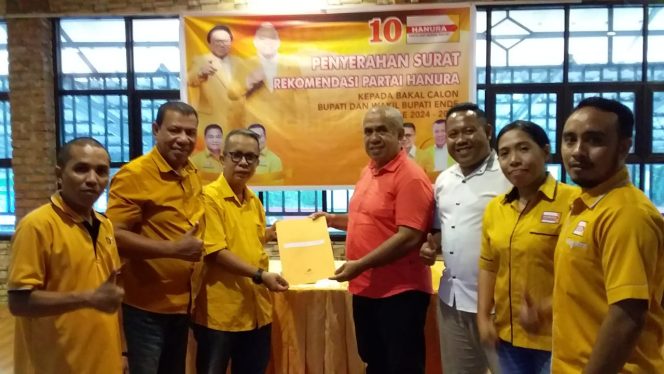 Foto: Lori Gadi Djou saat menerima Surat Rekomendasi dari Partai Hanura Kabupaten Ende.
