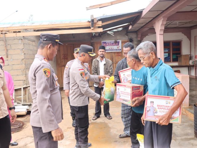 Kapolres Karimun Berikan Bantuan Kapolda Kepri Kepada Korban Angin Puting Beliung di Desa Lebuh Belat