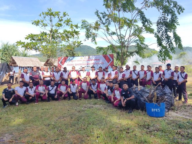 Foto: Usai melaksanakan gotong royong, Kapolres dan Komandan KP Wisanggeni berpose bersama di pantai Balohan Sabang.