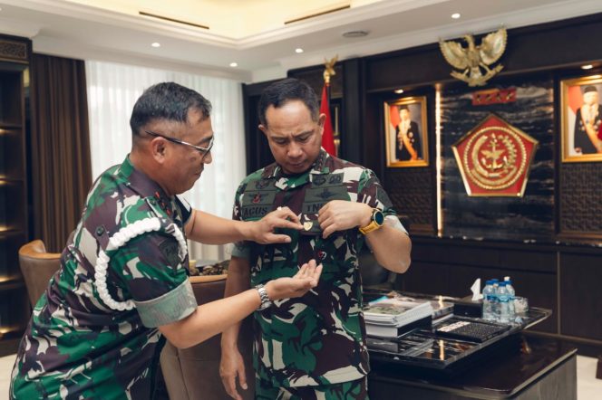 
					Panglima TNI Terima Pin Gajah Mada, Sebagai Simbol Warga Kehormatan Puspomad