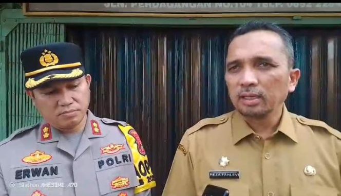 Foto: Pj Walikota Sabang Drs. Reza Fahlevi, M.Si., didampingi Kapolres Sabang AKBP Erwan, S.H., M.H., melakukan pengecekan harga kebutuhan pokok masyarakat di pasar tradisional Kota Sabang.