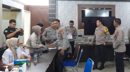 Foto: Kapolres Sabang melalukan peninjauan peserta donor darah.