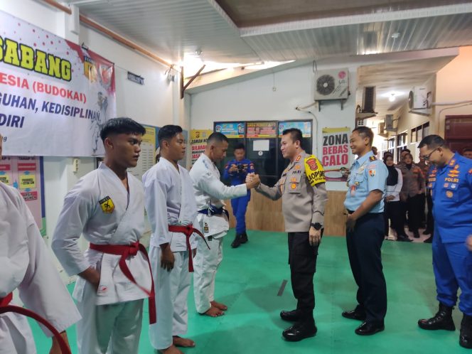 
					Foto: Kapolres Sabang AKBP Erwan, S.H., M.H., didampingi Danlanal MUS Letkol Pnb Irdhian Krisnayogi dan Komandan Kapal Wisanggeni 8005 AKBP Capt Nyoto Saptono S.H., M.Si.(Han)., M.Mar., mengucapkan selamat kepada pemenang. 