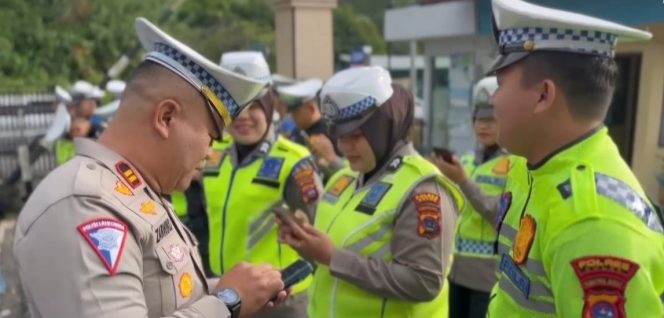 
					Wadduuh… Kasat Lantas Polres Solok Arosuka Periksa HP Personilnya..???