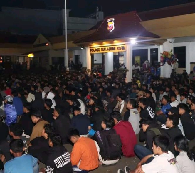 
					Nobar Laga Final Leg Kedua Championship Series, Ratusan Bobotoh Padati Polres Sukabumi Kota
