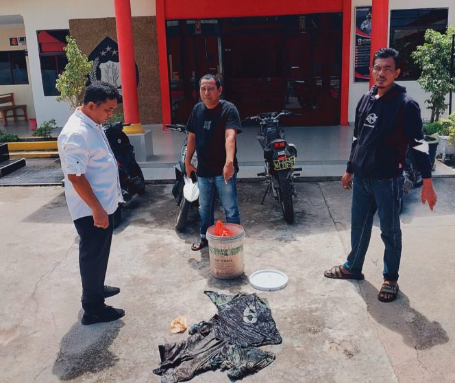 Polsek Moro Polres Karimun Serahkan Barang Bukti Korban Tenggelam