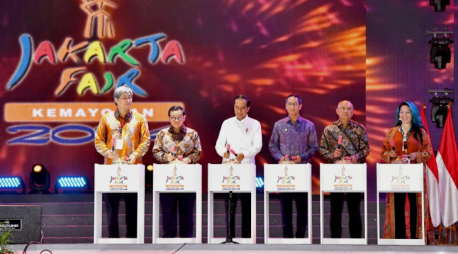 Ket fpto: Presiden Joko Widodo secara resmi membuka Jakarta Fair 2024 di Pekan Raya Jakarta, Kemayoran, Jakarta, pada Rabu malam, 12 Juni 2024. Foto: BPMI Setpres/Rusman.