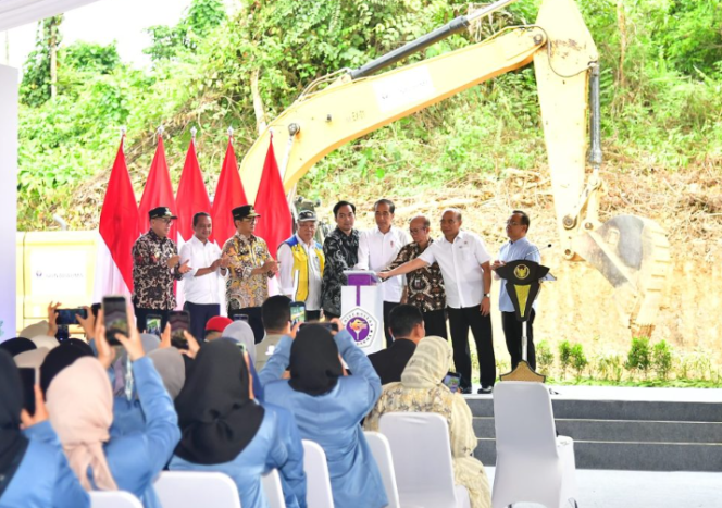 Ket foto: Presiden Joko Widodo melakukan peletakan batu pertama atau groundbreaking Universitas Gunadarma di Kawasan Ibu Kota Nusantara (IKN), Kabupaten Penajam Paser Utara, Provinsi Kalimantan Timur, pada Selasa, 4 Juni 2024. Foto: BPMI Setpres/Vico.