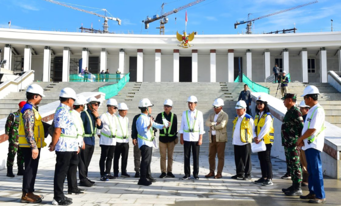 Ket foto: Presiden Joko Widodo meninjau langsung kesiapan lapangan upacara yang akan digunakan dalam peringatan HUT ke-79 Kemerdekaan Republik Indonesia (RI) di Kawasan IKN, Kabupaten Penajam Paser Utara, Provinsi Kalimantan Timur pada Rabu, 5 Juni 2024. Foto: BPMI Setpres/Rusman.